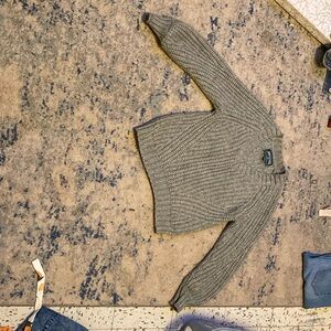 A very comfy sweater, American real, a nice gray tone